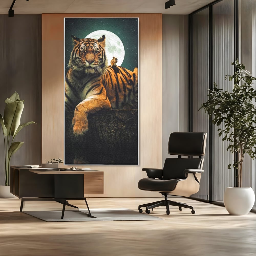 Tablou canvas cu tablou canvas cu tigru si veverita, in rama de aluminiu argintiu, pe perete intr-un birou